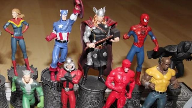 The play Spiderman the game of chess Marvel seen in the video, "You sell the dream - Your collections Geek" of The Chain of the Geek