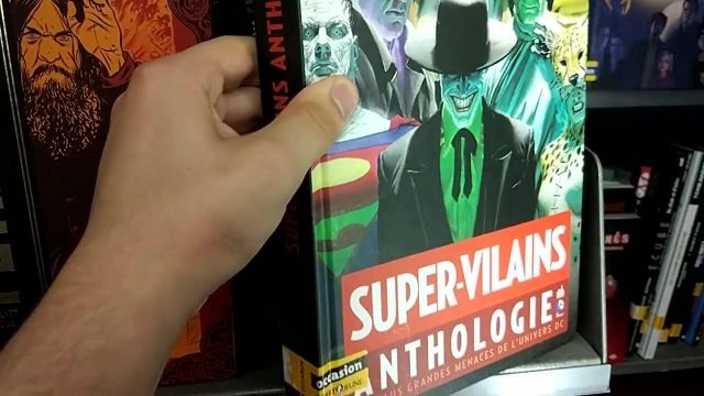 The book Super Villains Anthologies seen on the video "I can't find any comics ?" of The Chain of the Geek