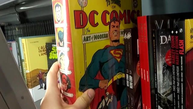 The hardcover book FP-75 Years of DC Comics seen on the video "I can't find any comics ?" of The Chain of the Geek