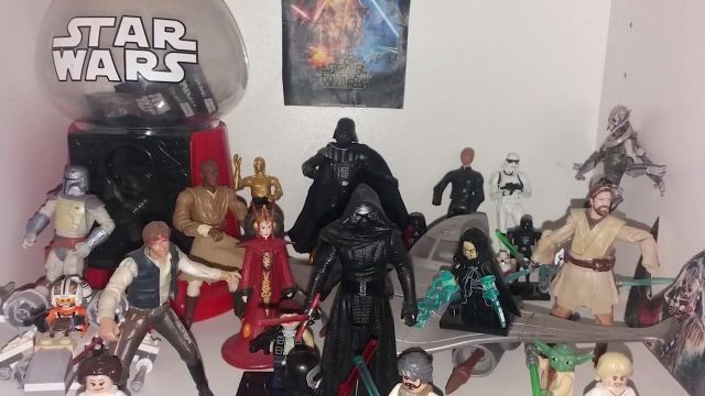 La figurine Star Wars Kylo Ren vue dans la video "Vous vendez du rêve - Vos collections Geek" de La Chaîne du Geek