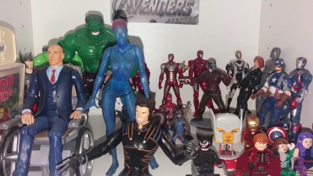 The figurine Iron Man Infinity War Marvel Avengers al. Titan Hero view in the video, "You sell the dream - Your collections Geek" of The Chain of the Geek