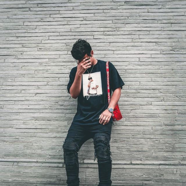 La sacoche Supreme rouge SS18 que porte le youtubeur et influenceur Ari Petrou sur son Instagram