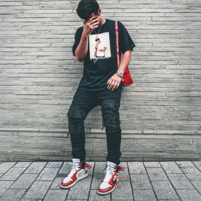 The Jordan 1 Off-White red door the youtubeur and influencer Ari Petrou ...