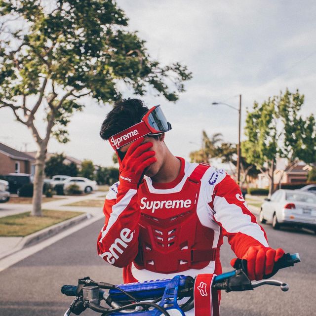 Le maillot Supreme x Fox que porte le youtubeur et influenceur Ari Petrou sur son Instagram