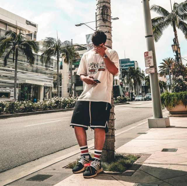 Les chaussettes Gucci que porte le youtubeur et influenceur Ari Petrou sur son Instagram