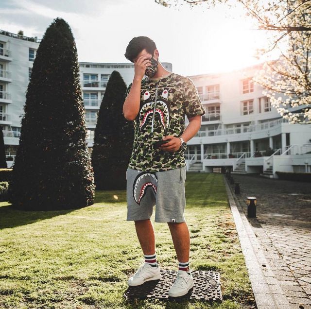 Les chaussettes Gucci que porte le youtubeur et influenceur Ari Petrou sur son Instagram