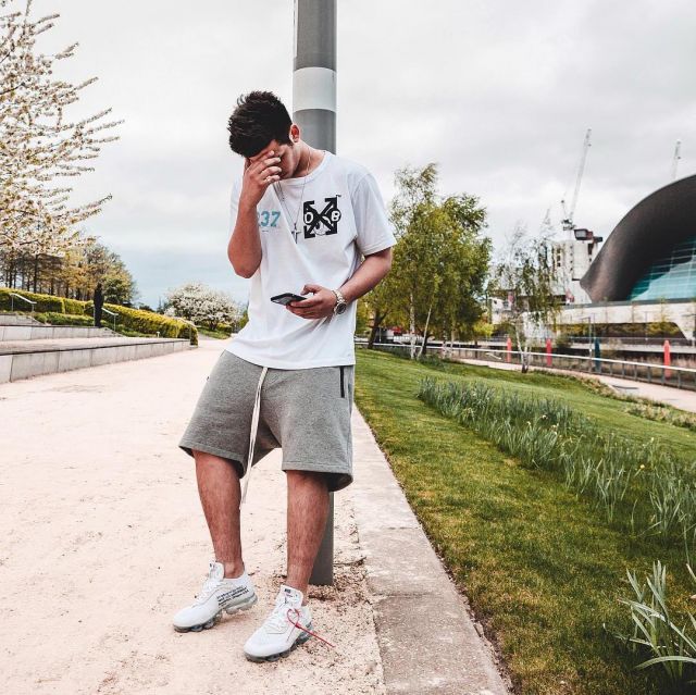 Les Vapormax Off-White 2018 que porte le youtubeur et influenceur Ari Petrou sur son Instagram