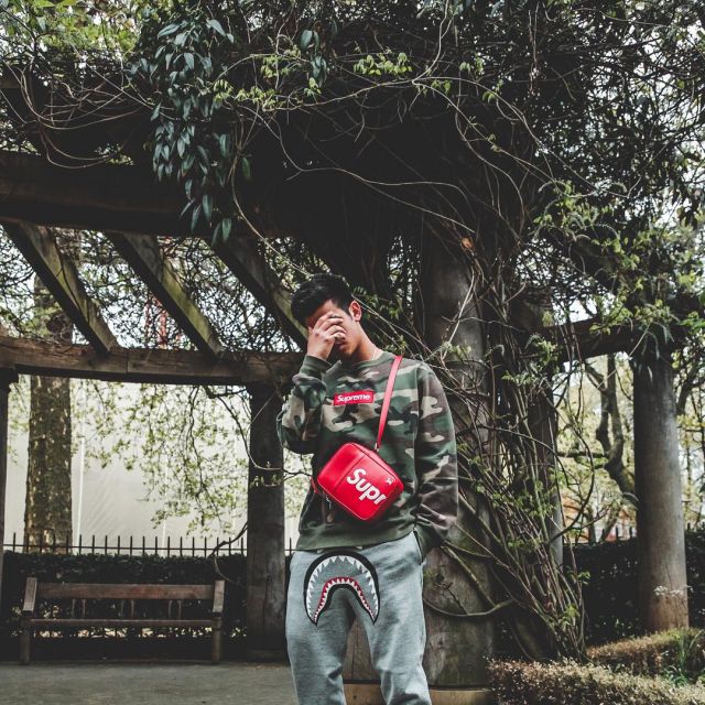 La sacoche Supreme rouge que porte le youtubeur et influenceur Ari Petrou sur son Instagram