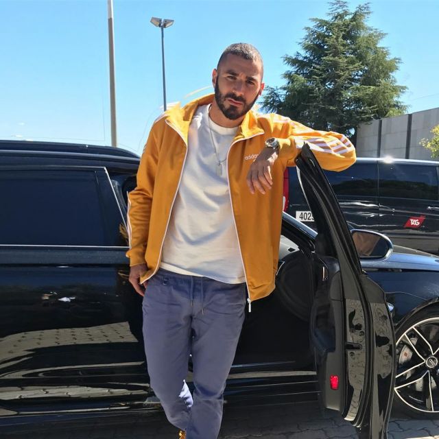 Chaqueta amarilla Adidas Originals de Karim Benzema en su cuenta de Instagram