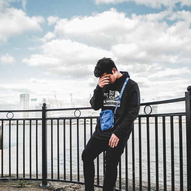 Le hoodie Supreme x The North Face que porte le youtubeur et influenceur Ari Petrou sur son Instagram