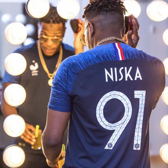 Le maillot Nike de l'Équipe de France 2018 de football porté par Niska sur Instagram