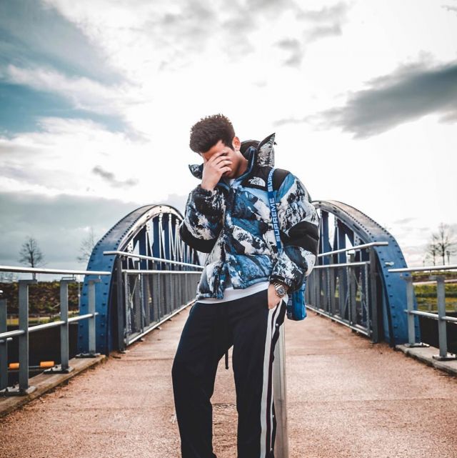 Le manteau Supreme baltoro que porte le youtubeur et influenceur Ari Petrou sur son Instagram
