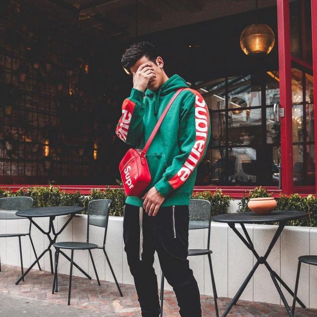 La bandoulière LV x Supreme que porte le youtubeur et influenceur Ari Petrou sur son Instagram