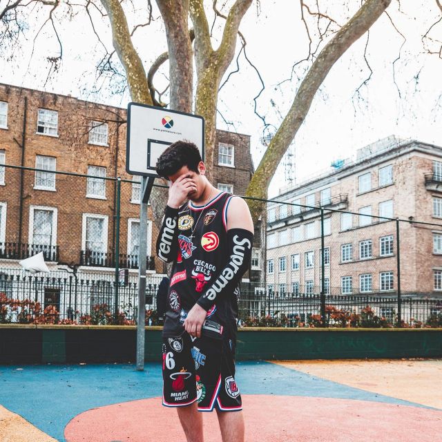 Los pantalones cortos Supreme NBA usados por el YouTuber e influencer Ari Petrou en su Instagram