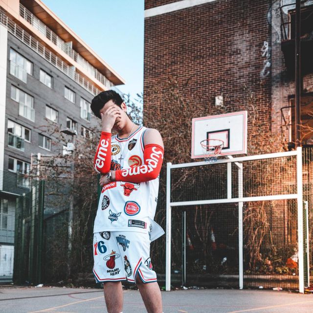 Le jersey de basket que porte le youtubeur et influenceur Ari Petrou sur son Instagram