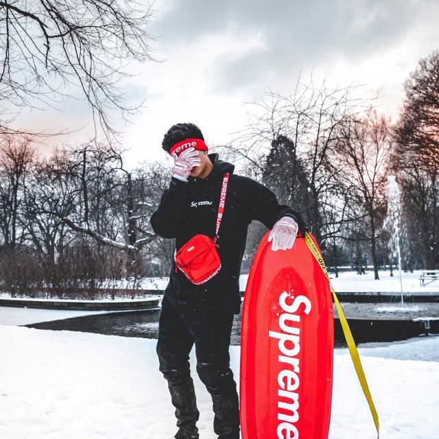 Les gants Supreme rouge/blanc que porte le youtubeur et influenceur Ari Petrou sur son Instagram