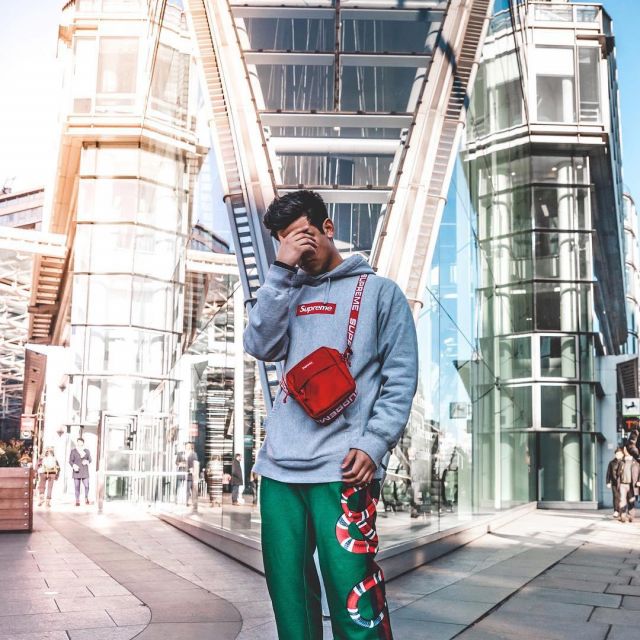 Le sac Supreme rouge SS18 que porte le youtubeur et influenceur Ari Petrou sur son Instagram