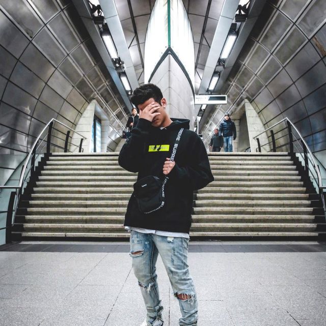 Le sac SUpreme noir SS18 que porte le youtubeur et influenceur Ari Petrou sur son Instagram