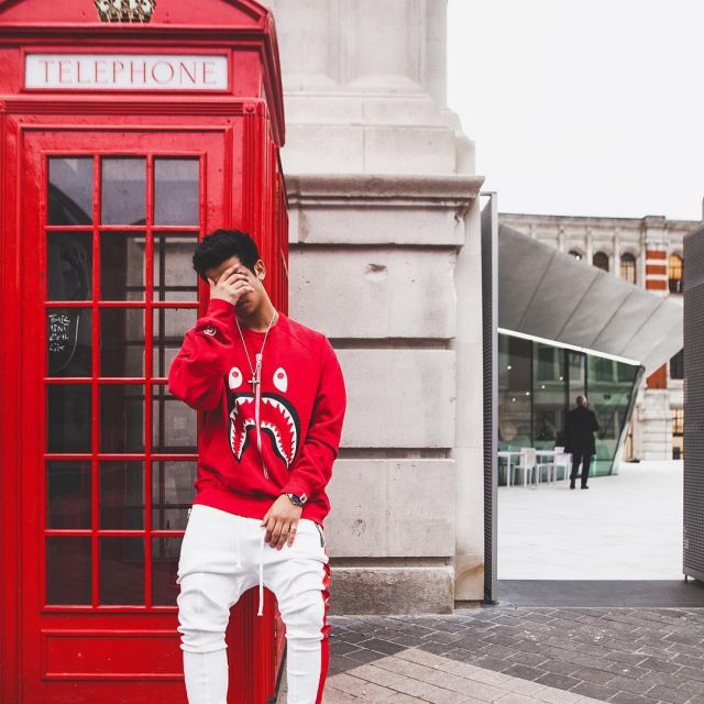 Le crewneck Bape rouge que porte le youtubeur et influenceur Ari Petrou sur son Instagram