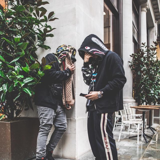 La sacoche Supreme noire SS17 que porte le youtubeur et influenceur Ari Petrou sur son Instagram