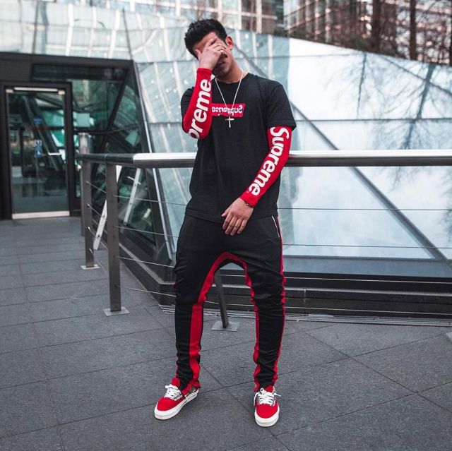 Les Vans x FOG rouges Era que porte le youtubeur et influenceur Ari Petrou sur son Instagram