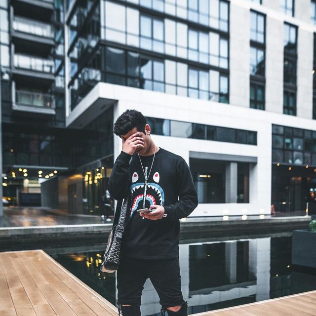 Le pull Bape shark bleu et noir que porte le youtubeur et influenceur Ari Petrou sur son Instagram