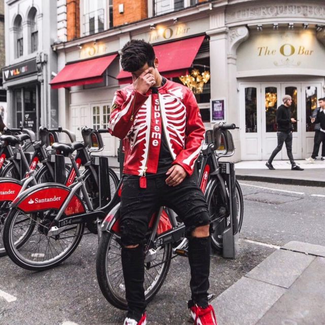 La veste en cuir Vanson x Supreme bones que porte le youtubeur et influenceur Ari Petrou sur son Instagram