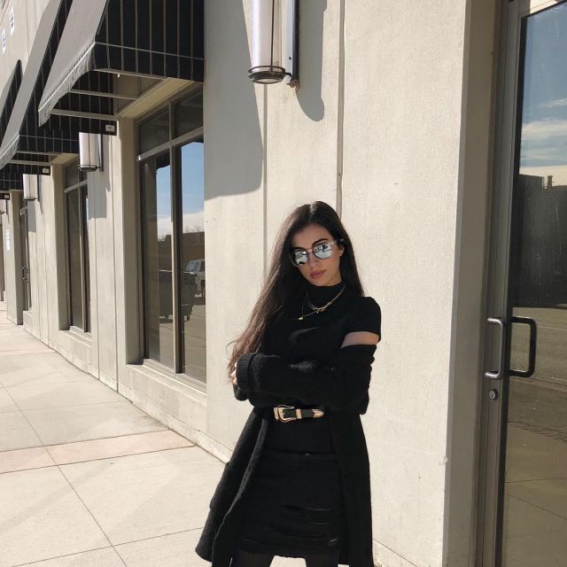 The sunglasses worn spar Daniela M shabab wal biah on his account Instagram