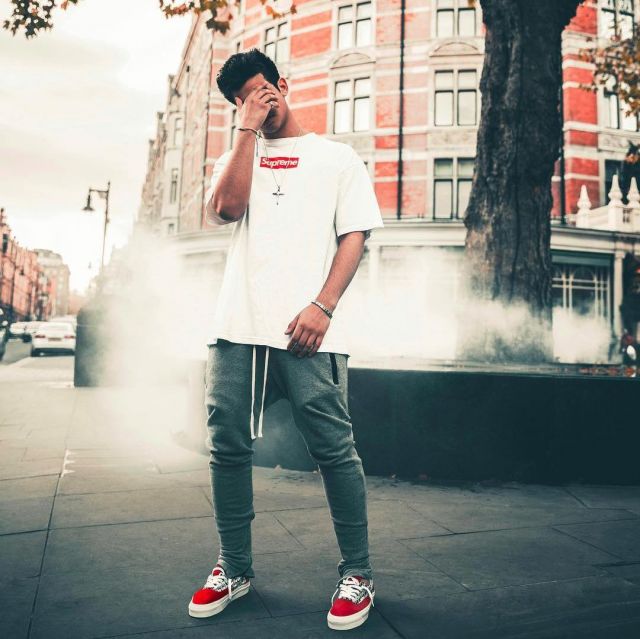 Les Vans x FOG Era red que porte le youtubeur et influenceur Ari Petrou sur son Instagram