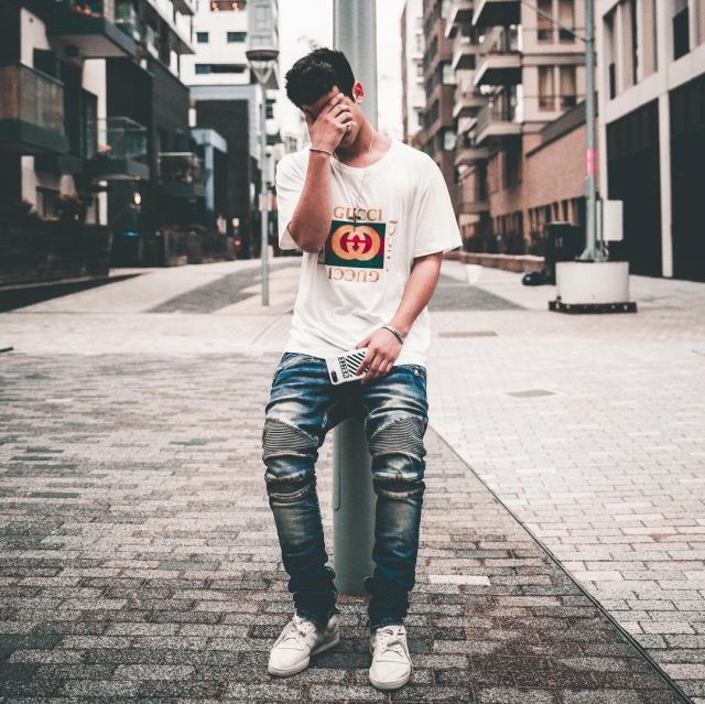 Les Yeezy Powerphase White que porte l'influenceur et youtubeur anglais Ari Petrou sur son Instagram