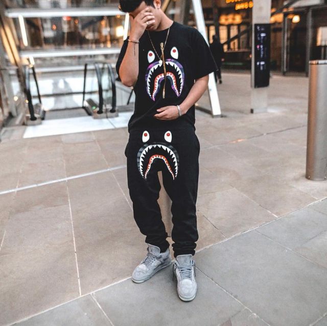 Les Jordan 4 Kaws grises que porte l'influenceur et youtubeur anglais Ari Petrou sur son Instagram