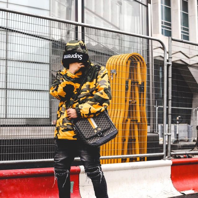 Le manteau Supreme camo jaune que porte l'influenceur et youtubeur anglais Ari Petrou sur son Instagram