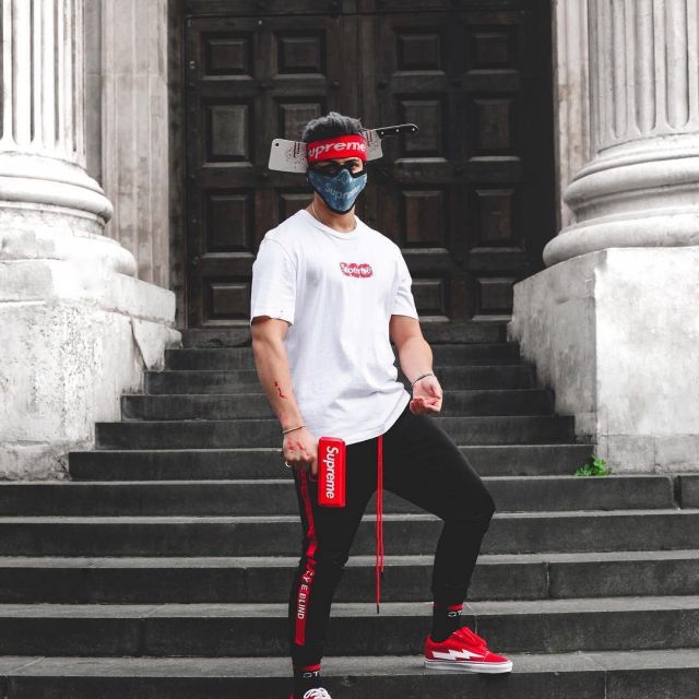 Le bandeau Supreme FW17 rouge que porte l'influenceur et youtubeur anglais Ari Petrou sur son Instagram