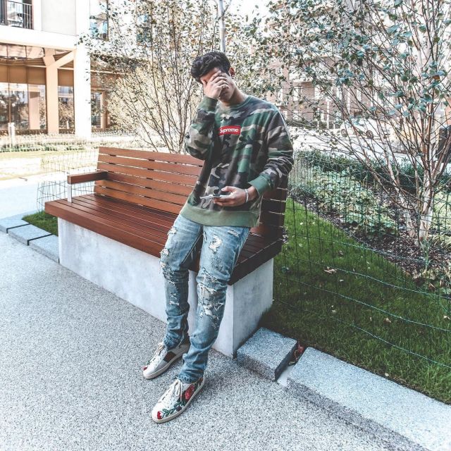 Le pull box logo Supreme camo que porte l'influenceur et youtubeur anglais Ari Petrou sur son Instagram