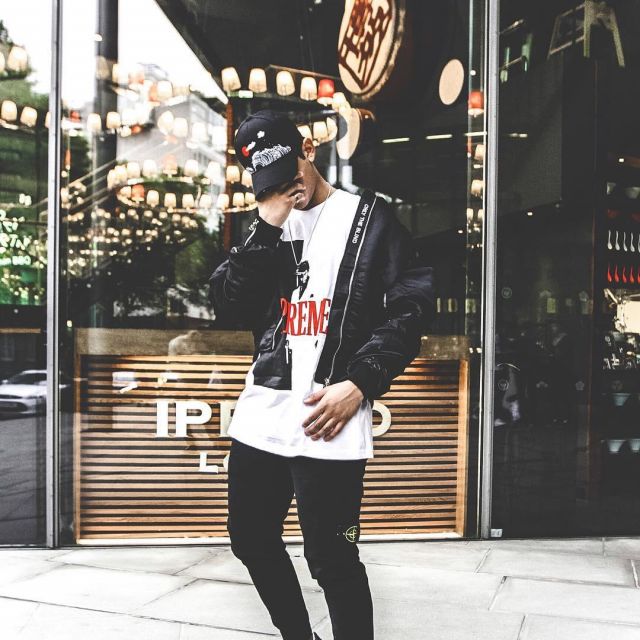 Le t-shirt Supreme scarface que porte l'influenceur et youtubeur anglais Ari Petrou sur son Instagram
