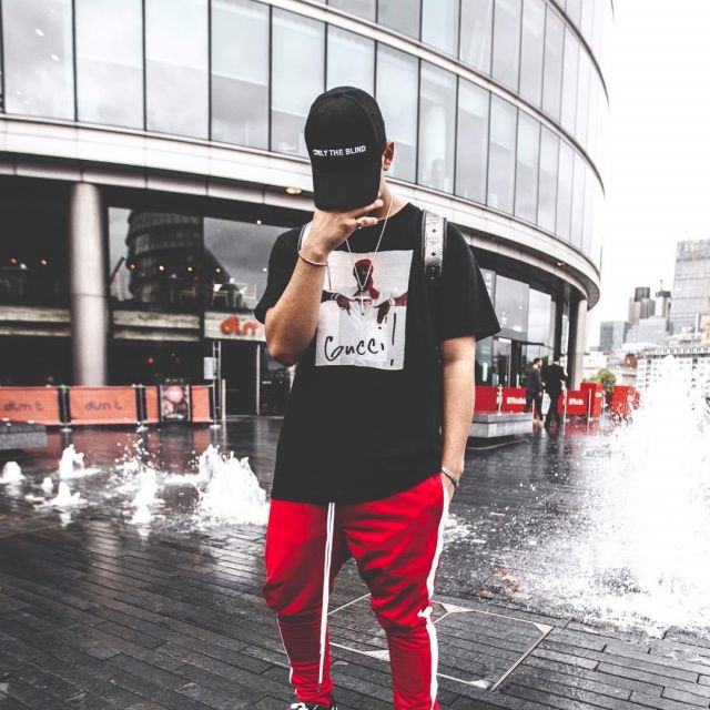Le t-shirt Supreme Gucci Mane noir que porte l'influenceur et youtubeur anglais Ari Petrou sur son Instagram