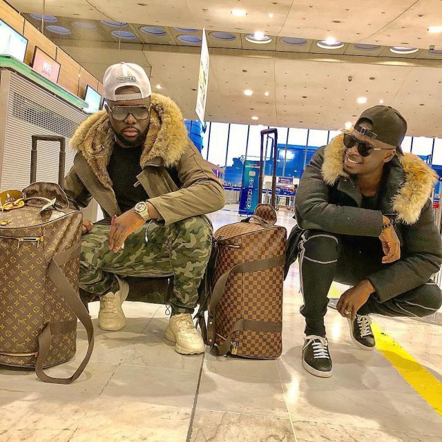 the pair of white sneakers leather Gucci Rhyton with Gucci logo Master Gims reach to the airport on Instagram