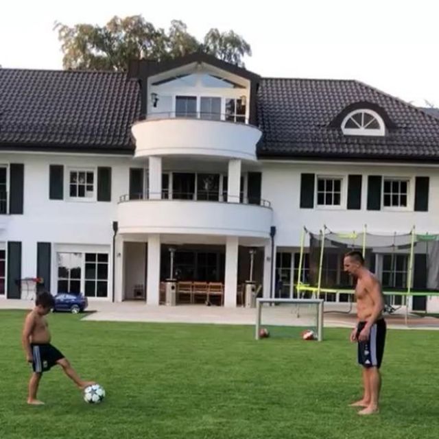 The black shorts of the Bayern Munich that carries Ribery on his post Instagram