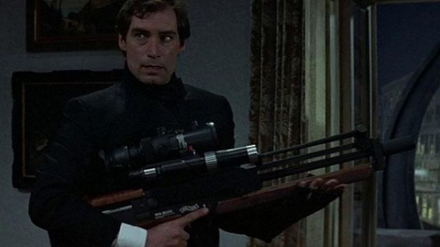 Le Walther WA2000 utilisé par James Bond (Timothy Dalton) dans Tuer n'est pas jouer