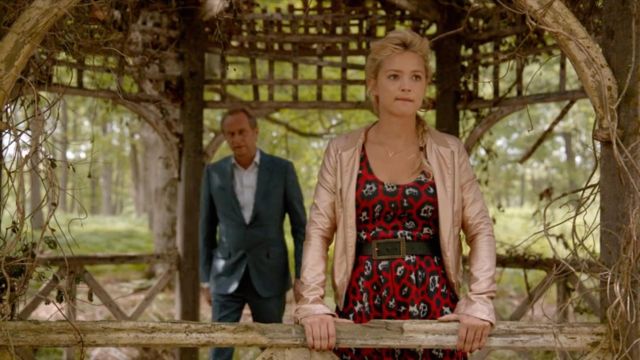 El vestido rojo estampado usado por Violette (Virginie Efira) en una familia en alquiler