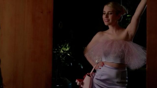 The handbag with a big pink bow Chanel Oberlin (Emma Roberts) in Scream  Queens