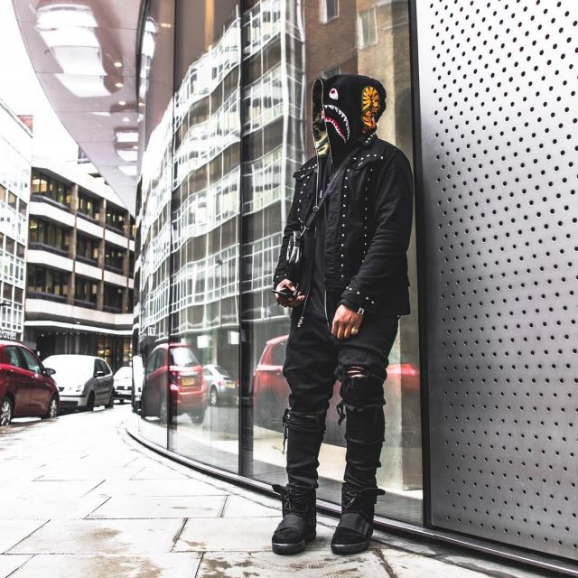 Les Yeezy Boost 750 noires que porte l'influenceur anglais Vivian Frank sur son Instagram