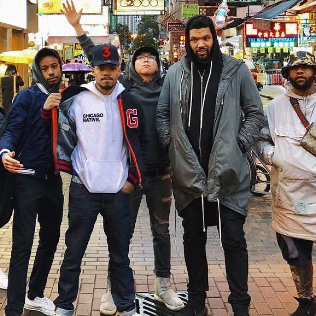 la paire de yeezy 750 portée par un ami de chancetherapper sur son post instagram