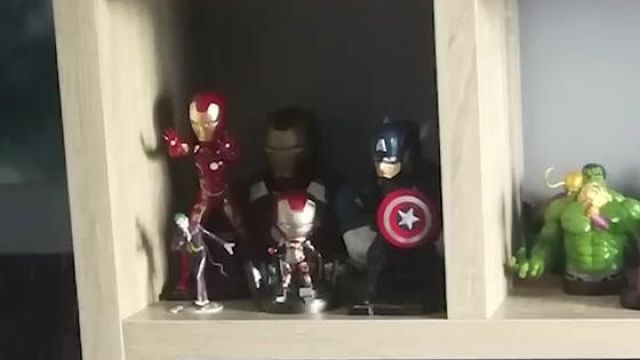 The piggy bank bust Iron Man seen in the video, "You sell the dream - Your collections Geek" of The Chain of the Geek