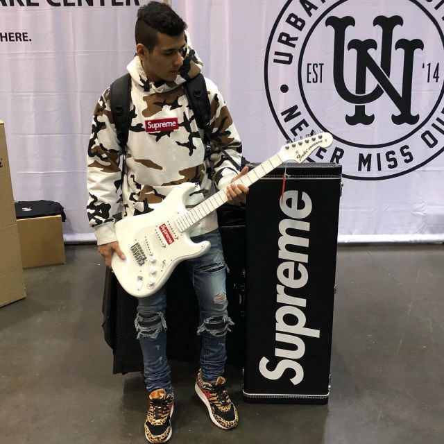 The sweat Supreme white that is on the influencer and reselleur Kickz Malik on her Instagram