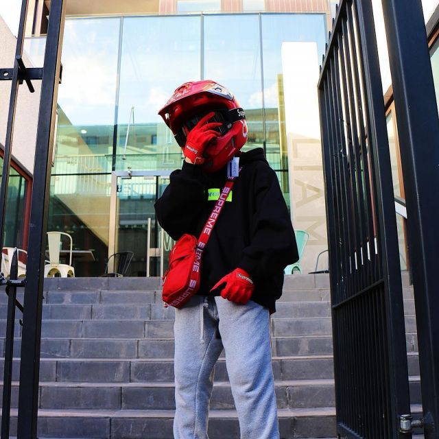 The red helmet of the Supreme that brings the influencer The Golden Fly on her Instagram