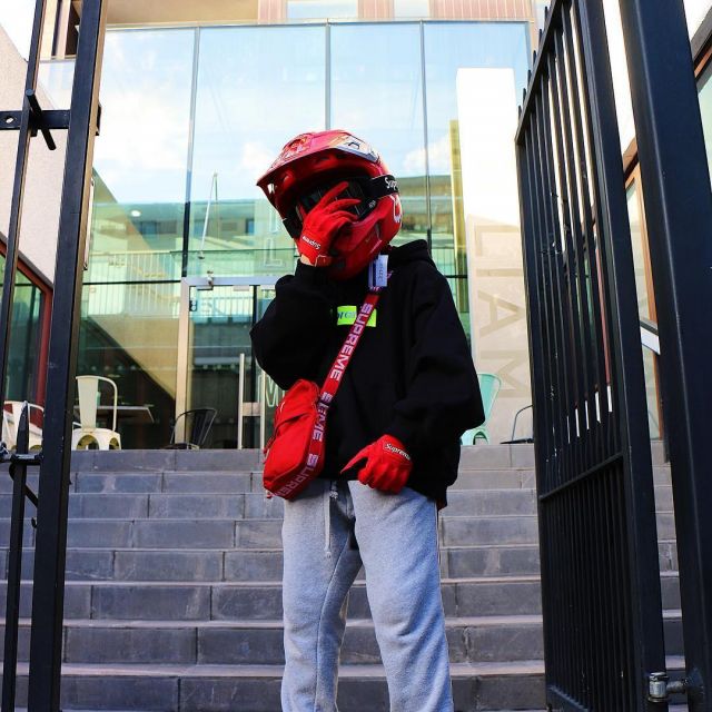 The sweat box logo black Supreme that brings the influencer The Golden Fly on her Instagram