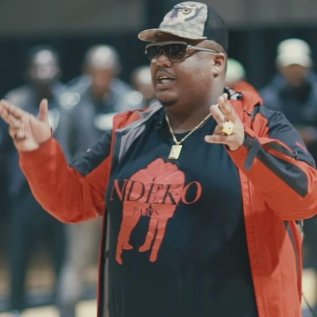 The black t-shirt Ndeko of Naza on instagram