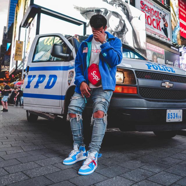 Les sneakers Air Jordan x Off White Nike AJ I 1 Powder Blue UNC de Ari Pe­trou sur son compte Instagram