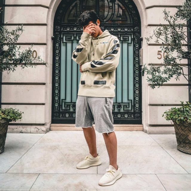 Le pull à capuche à logo beige et noir édition Champion x Off White de Ari Pe­trou sur son compte Instagram